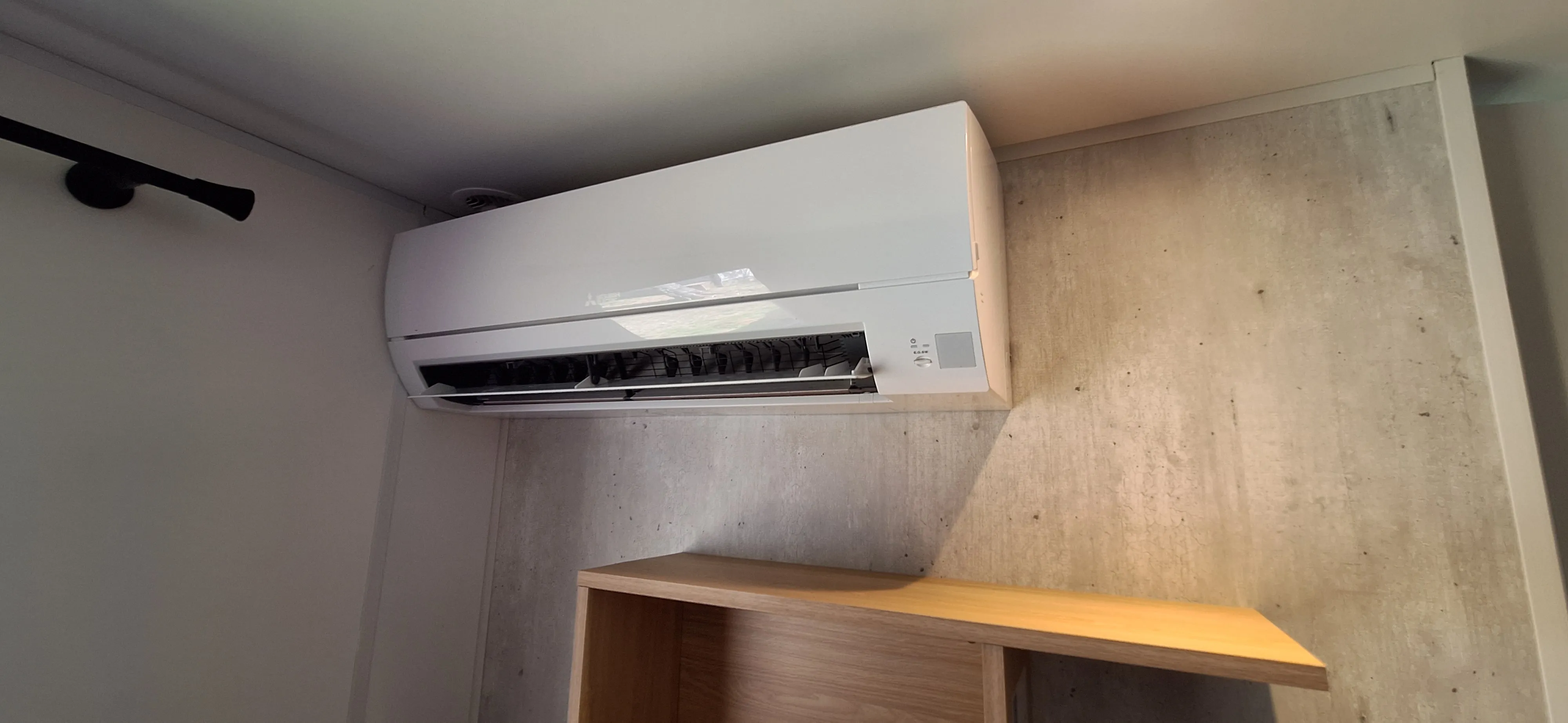 Avant - Remplacement Climatiseur Mitsubishi Electric - Camping Bormes les Mimosa